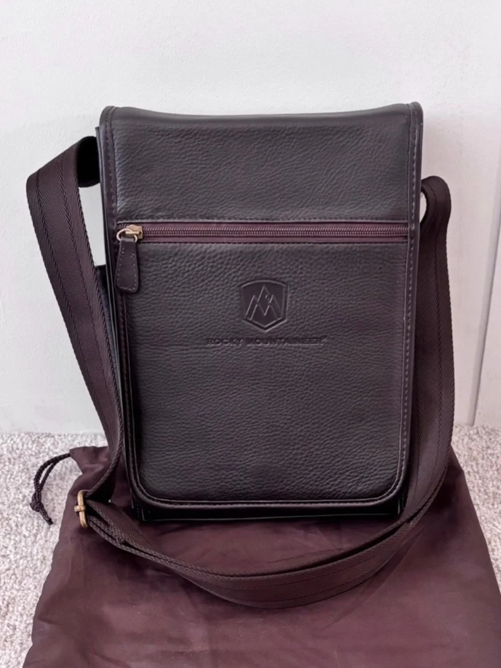 Vtg Rocky Mountaineer Leather Messenger/ Hiking Bag With Dust Bag Brown EUC